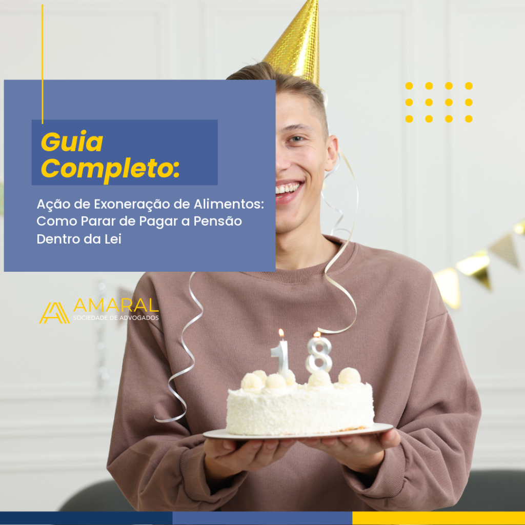rapaz sorrindo segurando bolo de aniversário com velas de 18 anos
